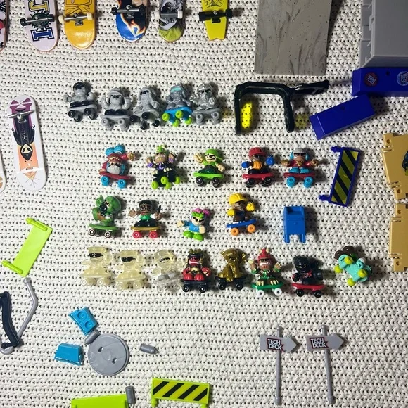 TECH DECK DUDES ACTION FIGURES & SKATEBOARDS & Skate Deck/ramp 32 Decks 22 Dudes
